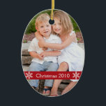 WeihnachtsFotoandenken Keramikornament<br><div class="desc">Schaffen Sie eine Familientradition,  indem Sie jedes Jahr eine FotoWeihnachtsbaumverzierung Ihrem Baum hinzufügen oder geben Sie den Großeltern oder der Familie ein als schönes Geschenk.  Dieser klassische Entwurf ließ uns Ihre Familie der Fokus sein.</div>