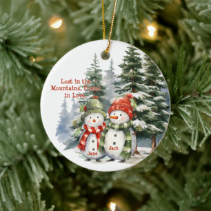 Weihnachtsgebirge Wasserfarbe Neuvermähltes Paar Keramik Ornament