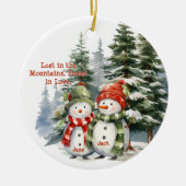 Weihnachtsgebirge Wasserfarbe Neuvermähltes Paar Keramik Ornament (Vorne)