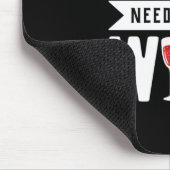 Weihnachtsgeschenk | Mama braucht etwas Wein Mousepad (Ecke)