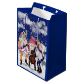 Weihnachtsgeschenk Tag Happy Gnome Music Band Mittlere Geschenktüte (Rückseite Schrägansicht)