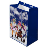 Weihnachtsgeschenk Tag Happy Gnome Music Band Mittlere Geschenktüte (Vorderseite Schrägansicht)