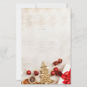 Weihnachtsgeschenkartikel auf einem rustikalen Hol Briefpapier