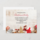 Weihnachtsgeschenkartikel auf einem rustikalen Hol Einladungspostkarte (Vorne/Hinten)