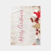 Weihnachtsgeschenkartikel auf einem rustikalen Hol Fleecedecke (Vorderseite)