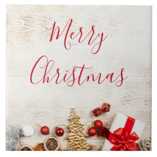 Weihnachtsgeschenkartikel auf einem rustikalen Hol Fliese