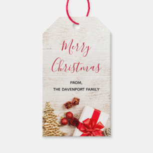 Weihnachtsgeschenkartikel auf einem rustikalen Hol Geschenkanhänger