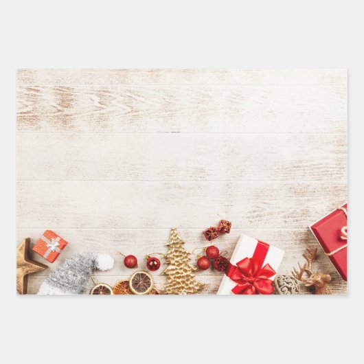 Weihnachtsgeschenkartikel auf einem rustikalen Hol Geschenkpapier Set (Vorderseite 3)