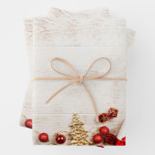 Weihnachtsgeschenkartikel auf einem rustikalen Hol Geschenkpapier Set (Beispiel)