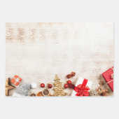 Weihnachtsgeschenkartikel auf einem rustikalen Hol Geschenkpapier Set (Vorderseite)