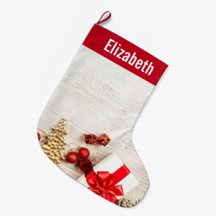 Weihnachtsgeschenkartikel auf einem rustikalen Hol Großer Weihnachtsstrumpf
