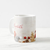 Weihnachtsgeschenkartikel auf einem rustikalen Hol Kaffeetasse (Vorderseite Links)