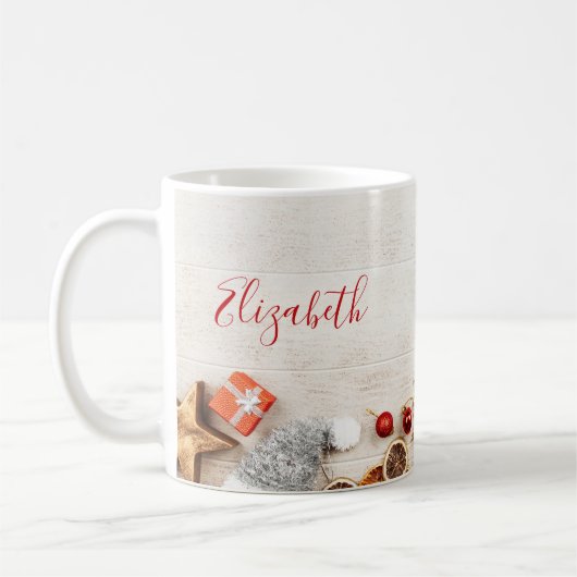 Weihnachtsgeschenkartikel auf einem rustikalen Hol Kaffeetasse (Links)