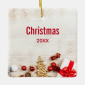 Weihnachtsgeschenkartikel auf einem rustikalen Hol Keramikornament (Vorderseite)