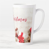 Weihnachtsgeschenkartikel auf einem rustikalen Hol Milchtasse (Rechts)