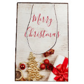 Weihnachtsgeschenkartikel auf einem rustikalen Hol Mittlere Geschenktüte (Rückseite)