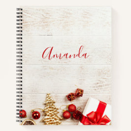 Weihnachtsgeschenkartikel auf einem rustikalen Hol Notizblock