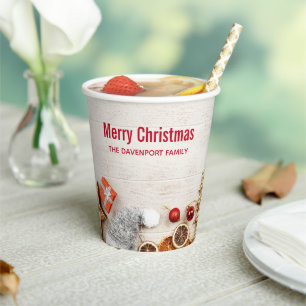 Weihnachtsgeschenkartikel auf einem rustikalen Hol Pappbecher