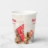 Weihnachtsgeschenkartikel auf einem rustikalen Hol Pappbecher (Rechts)