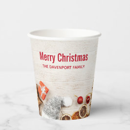 Weihnachtsgeschenkartikel auf einem rustikalen Hol Pappbecher