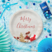 Weihnachtsgeschenkartikel auf einem rustikalen Hol Pappteller (Party)