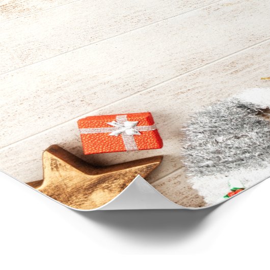 Weihnachtsgeschenkartikel auf einem rustikalen Hol Poster (Ecke)