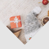 Weihnachtsgeschenkartikel auf einem rustikalen Hol Seidenpapier (Detail)