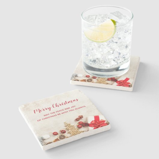 Weihnachtsgeschenkartikel auf einem rustikalen Hol Steinuntersetzer (Seitenansicht)