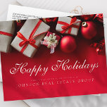 Weihnachtsgeschenke in Rot | Gruß an Feiertage Postkarte<br><div class="desc">Ihr Firmenlogo kann hier hinzugefügt werden: http://www.zazzle.com/selectpartysupplies</div>