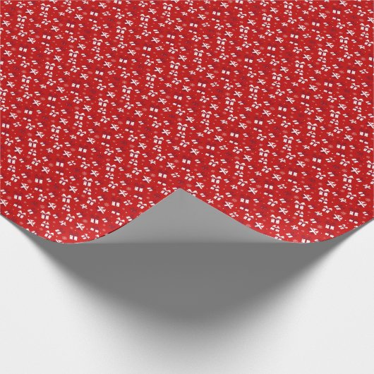 Weihnachtsgeschenke über das rote Hintergrundmuste Geschenkpapier (Ecke)