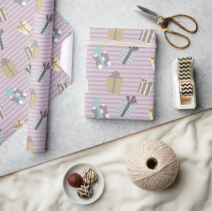 Weihnachtsgeschenke und lila Streifen Geschenkpapier