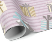 Weihnachtsgeschenke und lila Streifen Geschenkpapier (Rolleneckpunkt)