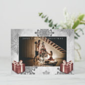 Weihnachtsgeschenke und Schneeflocken Fotokarte Feiertagskarte (Stehend Vorderseite)