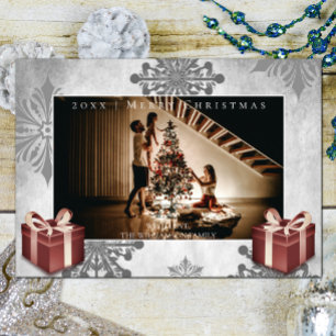 Weihnachtsgeschenke und Schneeflocken Fotokarte Feiertagskarte