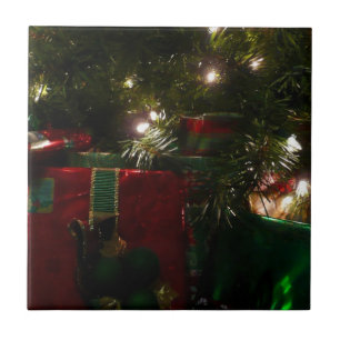 Weihnachtsgeschenke unter dem Weihnachtsbaum Fliese