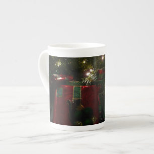Weihnachtsgeschenke unter dem Weihnachtsbaum Porzellantasse