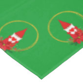 Weihnachtsglocke auf grünem Tischdecken (Schrägansicht)