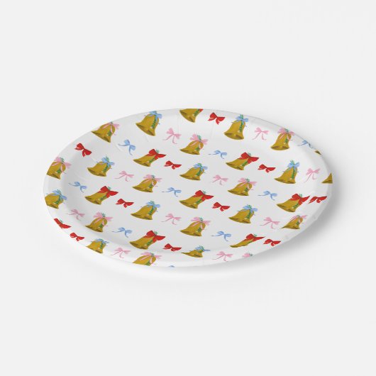 Weihnachtsglocken und Weihnachtsbäume Preppy Class Pappteller (Schrägansicht)