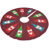 Weihnachtsgnomaden auf Burgund Rot Polyester Weihnachtsbaumdecke (Schrägansicht)