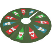 Weihnachtsgnomen auf Forest Green Polyester Weihnachtsbaumdecke (Schrägansicht)