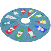 Weihnachtsgnomen auf Light Sapphire Blue Polyester Weihnachtsbaumdecke (Schrägansicht)