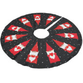 Weihnachtsgnomen auf Schwarz Polyester Weihnachtsbaumdecke (Schrägansicht)