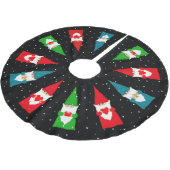 Weihnachtsgnomen auf Schwarz Polyester Weihnachtsbaumdecke (Schrägansicht)