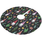 Weihnachtsgnomen: Festes nahtloses Muster Polyester Weihnachtsbaumdecke (Schrägansicht)