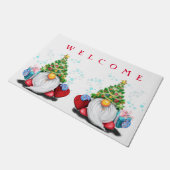 Weihnachtsgnomen mit Geschenk Türmat Willkommen Fußmatte (Schrägansicht)