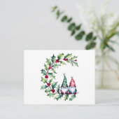 Weihnachtsgnomes auf Holly Berry Twig Postkarte (Stehend Vorderseite)