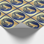 Weihnachtsgoldpferd auf Blau im Gold quadriert Geschenkpapier (Ecke)