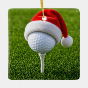 Weihnachtsgolfball mit Santa-Hut auf Tee auf Grün Keramikornament