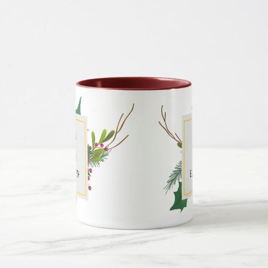 Weihnachtsgrün Elegant Rotes Monogramm Maroon Tasse (Zentrum)