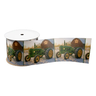Weihnachtsgrüner Traktor mit leuchtenden Lichtern Satinband